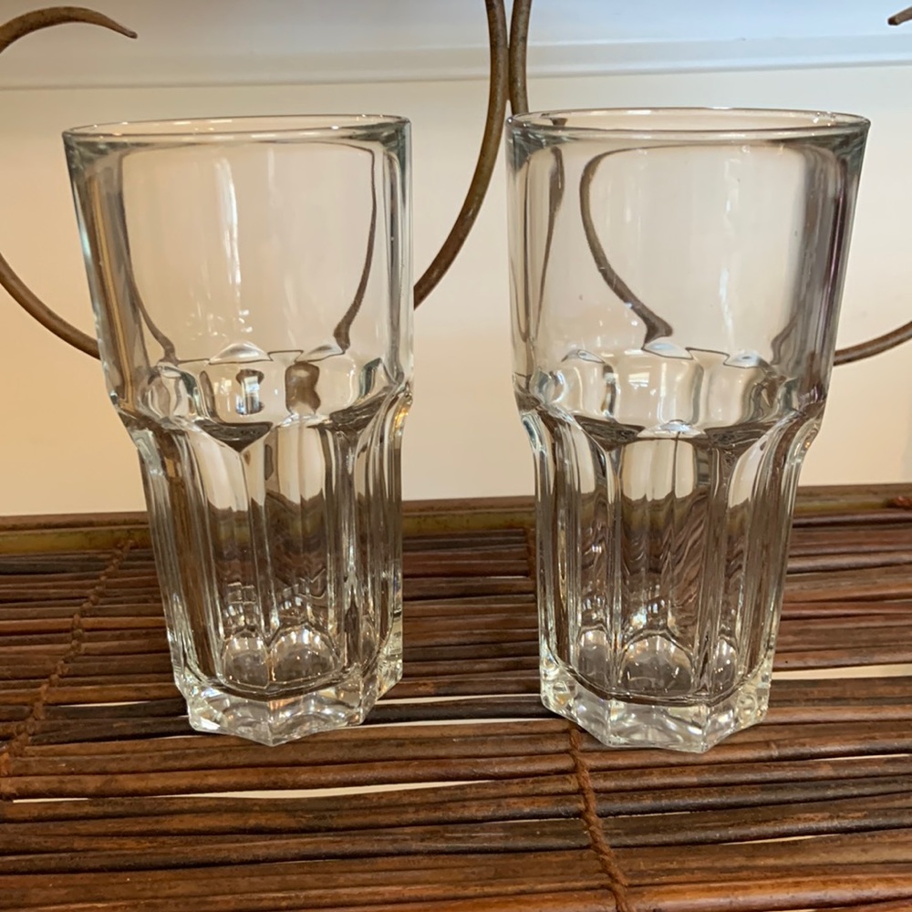 Set 2 ARC vintage drinking glasses.‎